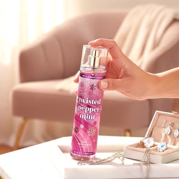 Bath & Body Works Twisted Peppermint- Clinique - Holiday Gift Bag - NWT - Picture 8 of 8